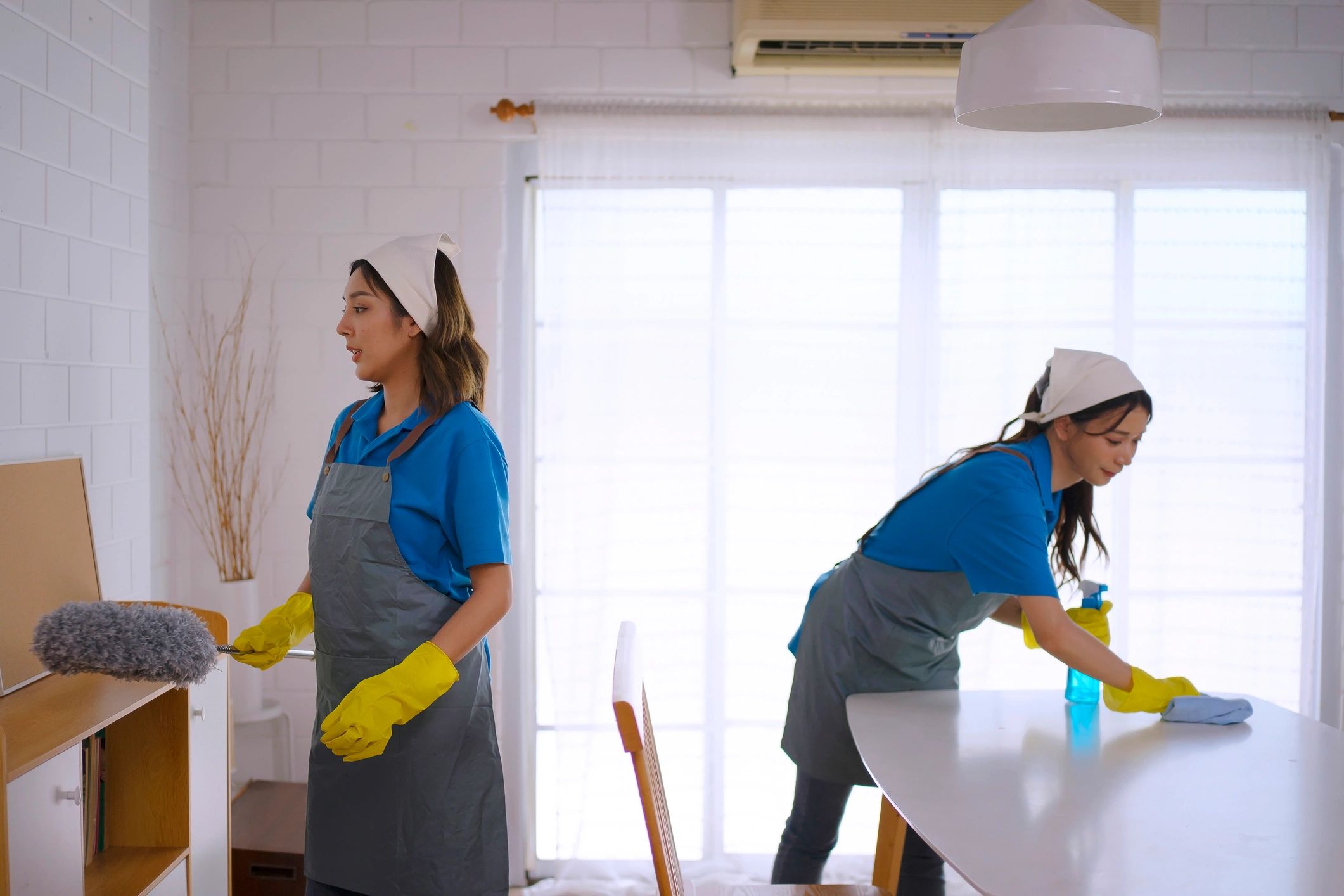 Profesional de limpieza trabajando en una sala impecable