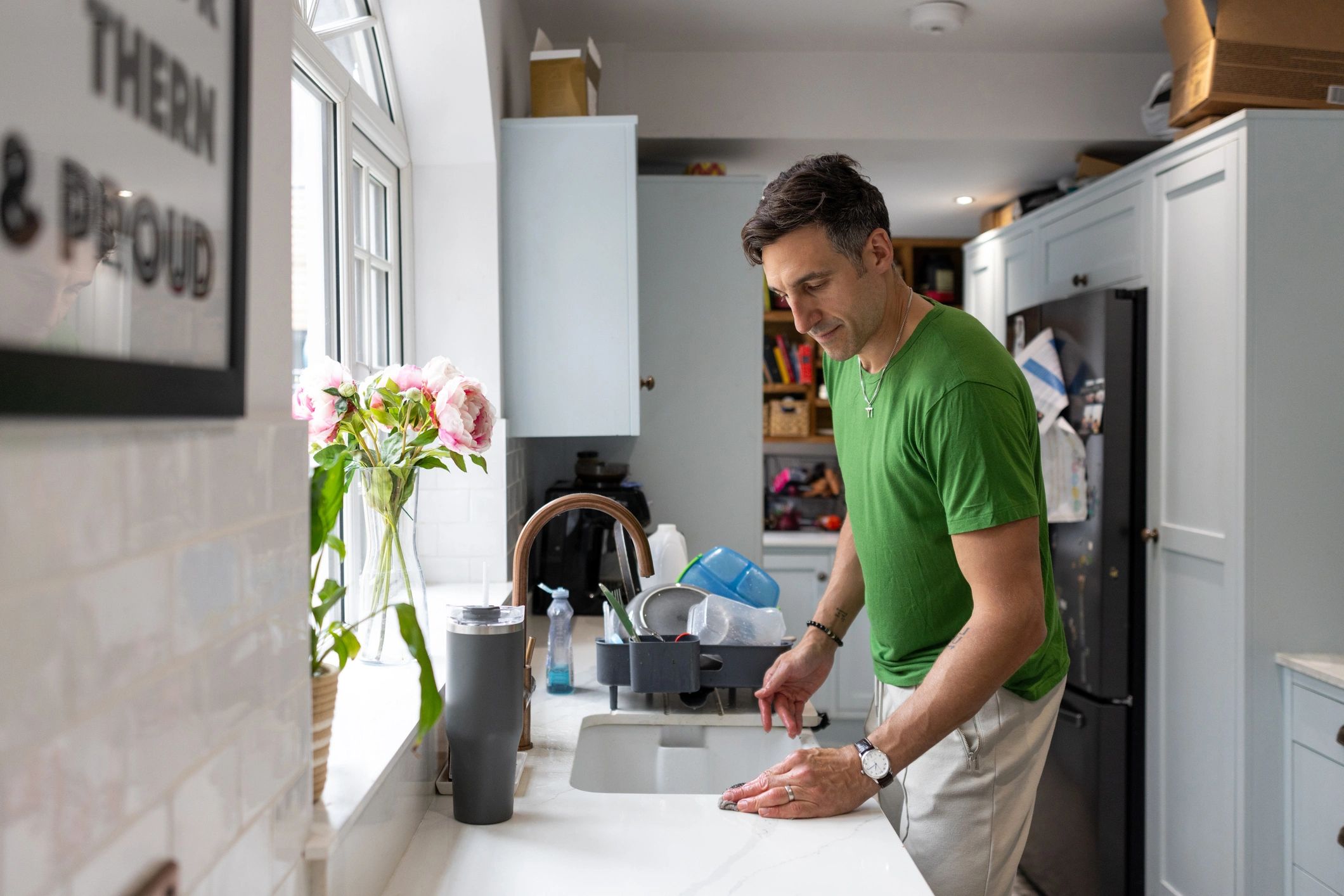 Limpieza profunda de cocina en un interior moderno