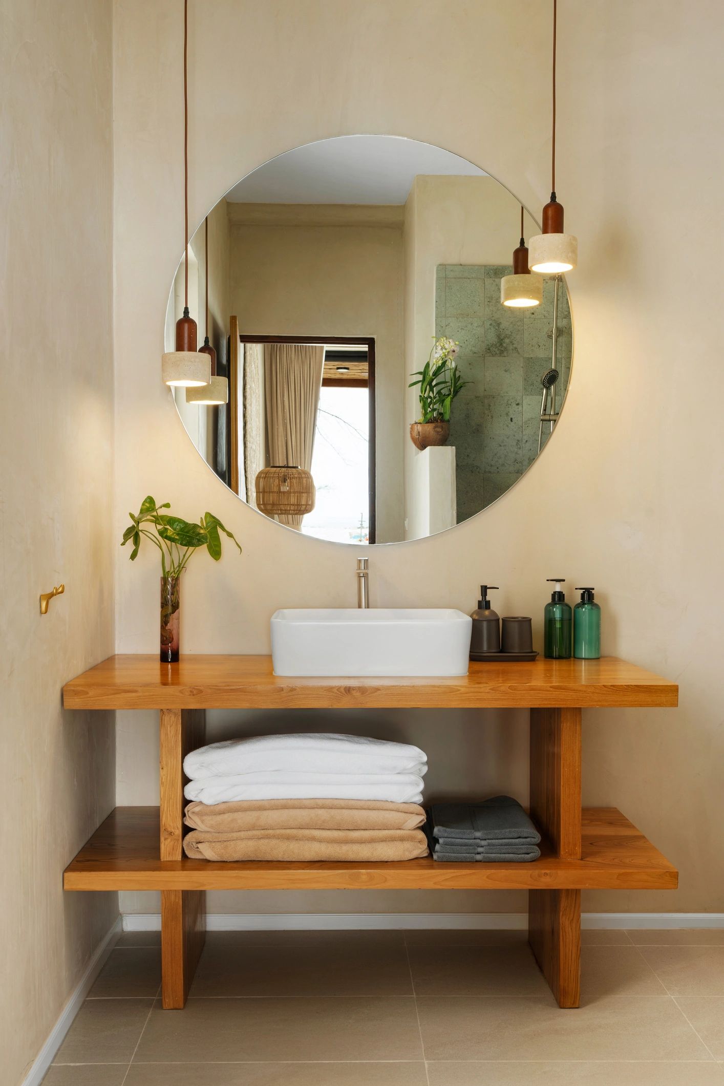 Baño moderno impecable con acabado elegante