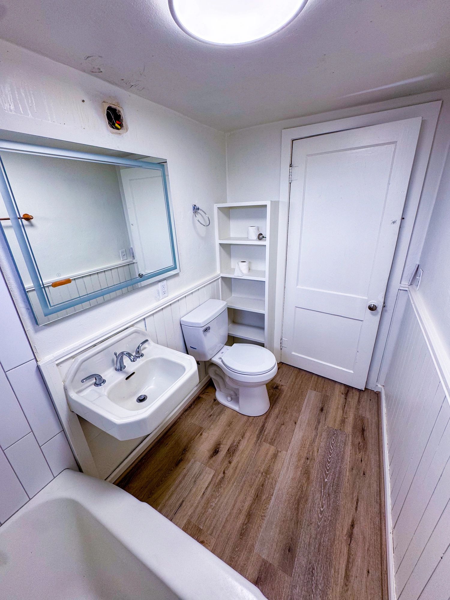 Baño limpio y ordenado con estilo moderno